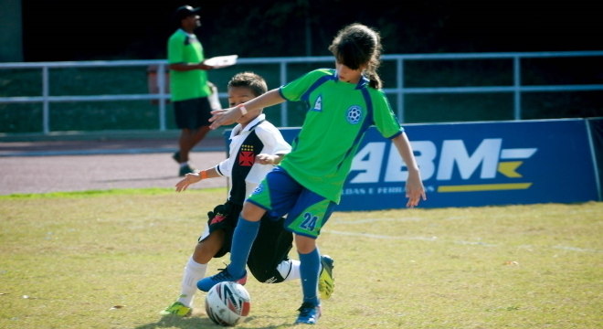 Julia Rosado, a Juju Gol, joga contra garotos das base dos grandes times do Rio