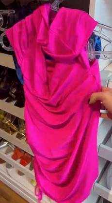A outra peça é rosa pink. 