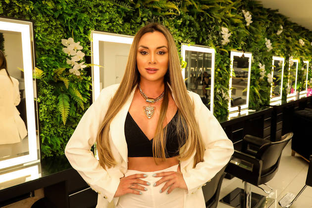 'Foram muitas mudanças internas que refletiram na parte externa. Sou uma nova mulher e para comemorar esse novo ciclo resolvi mudar', contou a influenciadora que completou 34 anos no dia 24 de setembro