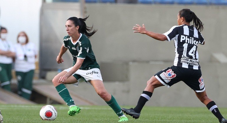 Júlia Bianchi e Ana Carla disputam a bola durante Palmeiras e Santos pelo Paulistão feminino