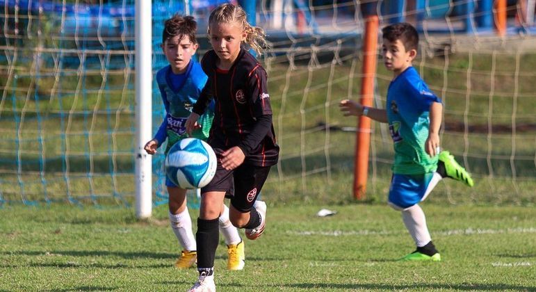 Júlia Correia, de 10 anos, tem na Rainha Marta a inpiração para se dedicar ao futebol