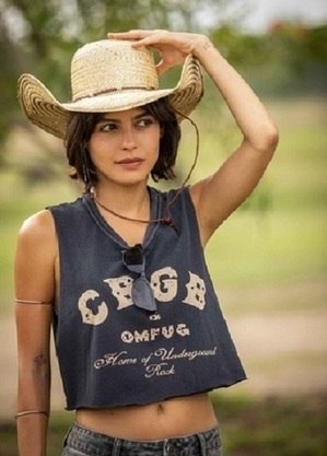 Julia Dalavia acerta novos trabalhos