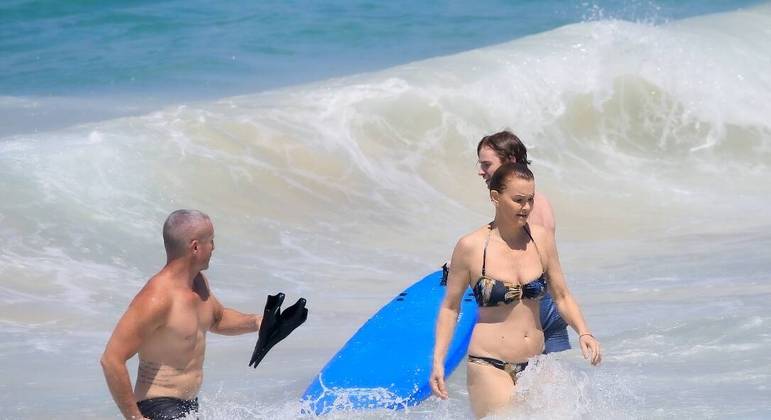 Julia Lemmertz exibe boa forma em praia do Rio