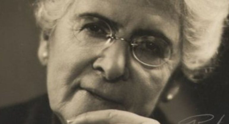 Julia Lopes de Almeida (1862-1934)Escritora, cronista e teatróloga, foi uma das idealizadoras da Academia Brasileira de Letras, mas seu nome foi excluído da lista de fundadores por ser mulher. Em seu lugar, entrou o nome do poeta português Filinto de Almeida, seu marido, popularmente conhecido como o 