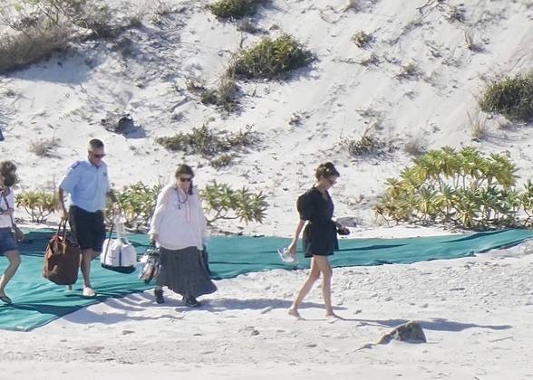 Na comédia romântica, Roberts e Clooney vivem um casal divorciado que viaja para tentar impedir o casamento da filha, que escolheu subir ao altar de repente com uma pessoa que mal conhecia