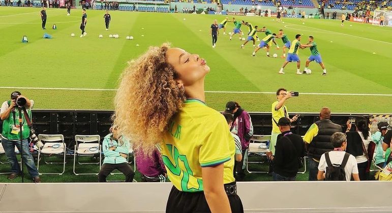 Usando a camisa número 20 de Vinicius, a influenciadora fez questão de registrar que foi pé quente em sua estreia nas arquibancadas da Copa do Mundo. Vini Jr chegou a comentar em uma publicação feita pela influenciadora no último domingo, véspera da partida contra Suíça, e recebeu centenas de curtidas em seu comentário. 