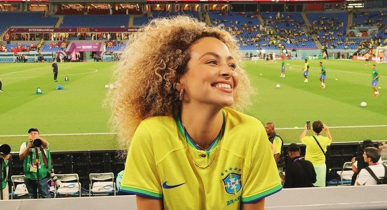 Na segunda-feira, após o jogo entre Brasil e Suíça, Julia postou uma foto ainda no estádio, após acompanhar de perto a ótima atuação do atacante. Dessa vez, Vini Jr não comentou na publicação, mas outra influenciadora fez uma brincadeira sobre o affair com o jogador e recebeu milhares de curtidas. 