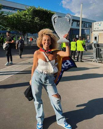 Julia e Vini nunca postaram foto juntos ou assumiram um relacionamento, porém tudo indica que o envolvimento dos dois já é antigo. A modelo costuma assistir aos jogos do Real Madrid, na Espanha e inclusive, marcou presença na última final da Champions League, quando Vini Jr marcou o gol do título