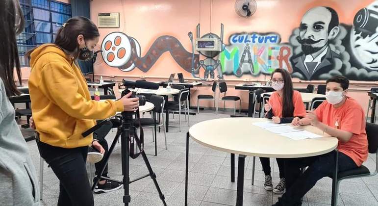 Ao lado dos colegas Julia participa do projeto de telejornalismo "Pandemia da Desinformação"