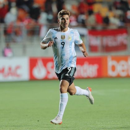 Julián ÁlvarezIdade: 22 anosClube: Manchester City (ING)O atacante argentino estreou na seleção em 2021 e, no mesmo ano, desbancou Gabigol e Gustavo Gómez como Rei da América. No último amistoso antes do início da Copa, contra os Emirados Árabes, marcou um gol e completou o trio de estrelas, com Messi e Di María