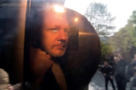 Tribunal de Londres condenou Julian Assange