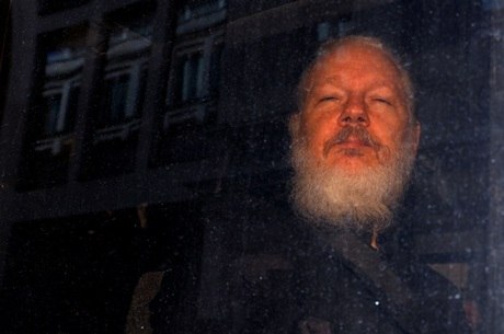 Julian Assange nega a acusação de estupro