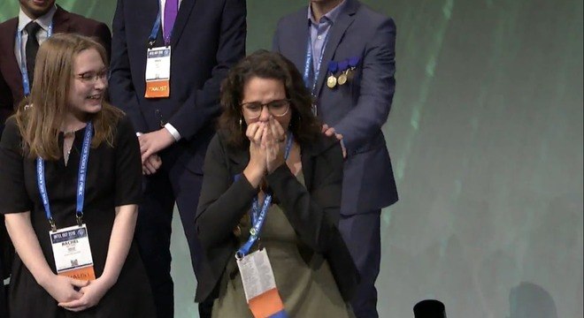 Juliana Estradioto ao receber a premiação nos Estados Unidos (Arquivo Pessoal)