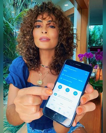 A atriz passou pela transição capilar e, em conversa com a página PraVcArrasar, do Instagram, falou sobre o processo. 'É um processo longo, extenuante e demorado, mas é muito gratificante. O resultado é esse que vocês estão vendo', comemorou