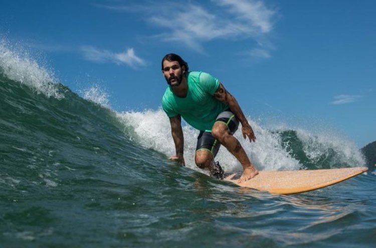 Atriz e modelo: conheça morena que conquistou destaque brasileiro no surfe  - 06/10/2015 - UOL Esporte