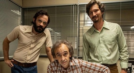 Julio Andrade, no centro, ao lado dos atores Igor Campagnaro e Luiz Bertazzo