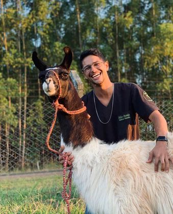 Júlio Araújo, de 22 anos, era bem ativo nas redes sociais e compartilhava momentos com a família, amigos e com animais