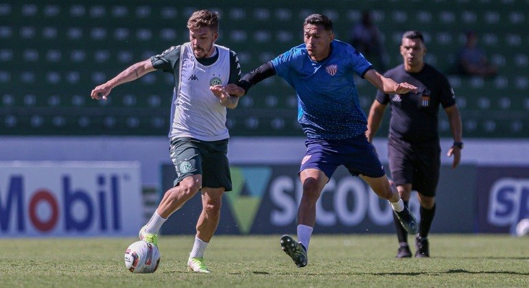 Júlio César disputa bola com adversário no jogo treino