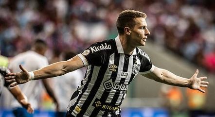 Gols de Julio Furch garantiram nove pontos ao Santos