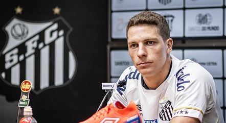 Julio Furch foi apresentado como novo reforço do Santos