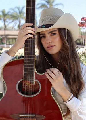 Júllia Zimmêr está lançando novo single