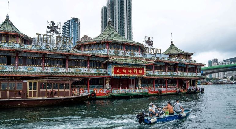 O restaurante Jumbo, no início deste mês, sendo rebocado nas águas de Hong Kong