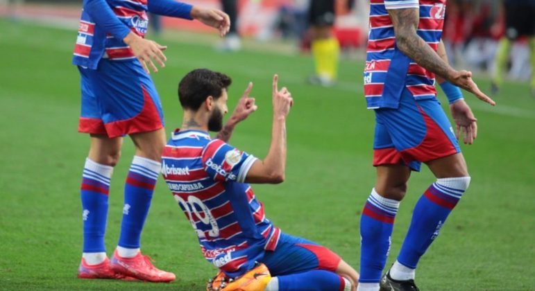 Juninho Capixaba comemora o gol da improvável vitória do Fortaleza