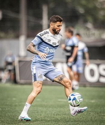 Júnior Caiçara treina com o elenco do Santos desde quarta-feira (23)