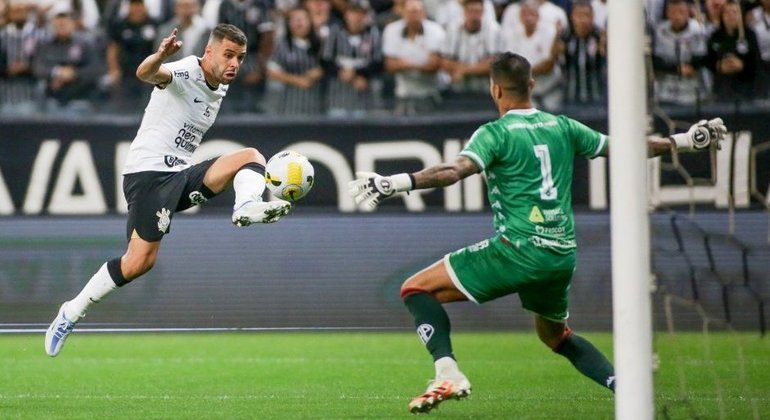 Junior Moraes no lance em que marcou o primeiro gol do Corinthians contra a Portuguesa-RJ