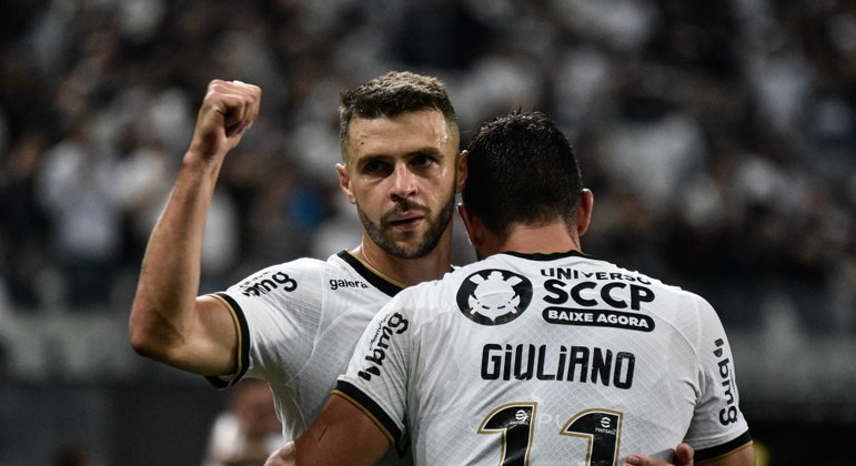 Junior Moraes e Giuliano comemoram gol do Corinthians