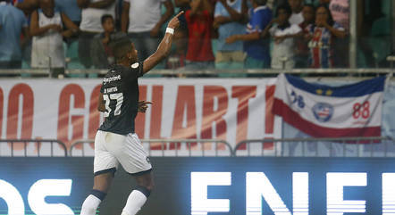 Júnior Santos, atacante do Botafogo, comemora gol contra o Bahia