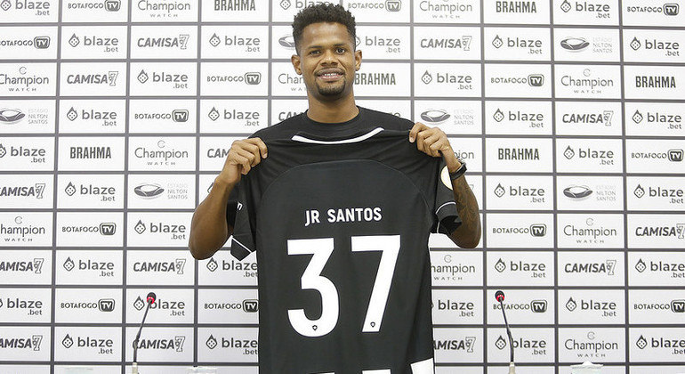 Júnior Santos vestirá a camisa 37 do Botafogo