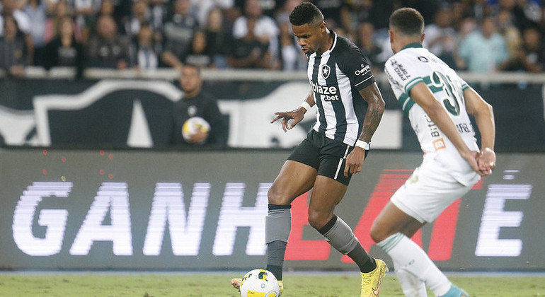 Júnior Santos foi o grande destaque do Botafogo na vitória sobre o Coritiba