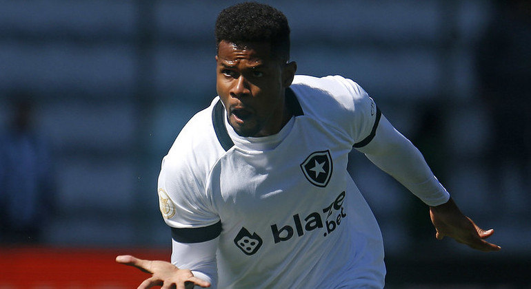 Júnior Santos assinou com o Botafogo por empréstimo até o fim da temporada