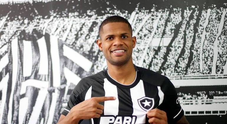 Júnior Santos retornou ao Botafogo
