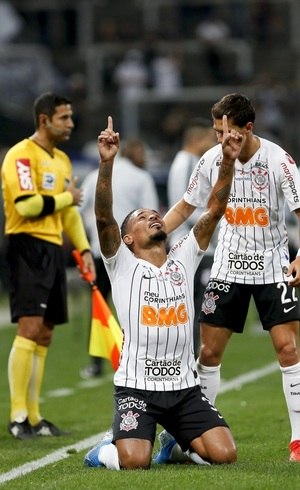 Júnior Urso celebra o primeiro gol do Timão
