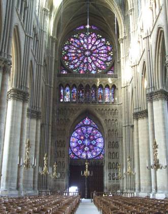 Junto com a de Notre Dame de Paris, a igreja forma a dupla de catedrais góticas mais importantes da França. Localizada na região de Champagne, ela é reconhecida por suas 2.303 estátuas, além de ter recebido diversas coroações de reis e rainhas.
