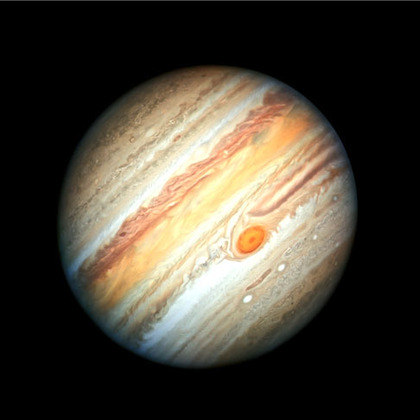 Júpiter, ao contrário de Marte, está na lista dos planetas gasosos (junto com Saturno, Urano e Netuno).. Composto por hidrogênio (90%) e hélio (10%). Leva o nome do Rei dos Deus da Mitologia Romana. Afinal, é o maior planeta do Sistema Solar