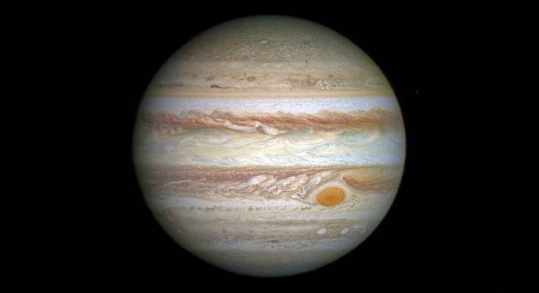 JúpiterUma característica marcante do maior planeta do Sistema Solar é a Grande Mancha Vermelha. Trata-se de uma tempestade anticiclônica persistente na atmosfera do gigante. Modelos matemáticos sugerem que ela é permanente. No entanto, a diminuição contante que a mancha tem sofrido desde o século 19 para cá sugere que ela poderá desaparecer nas próximas décadas