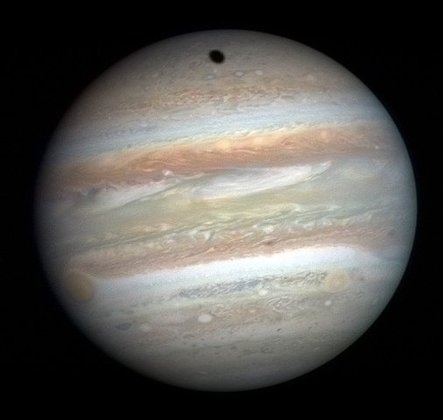 Júpiter é o maior planeta do sistema solar, com diâmetro de 142.984 quilômetros.  Tem volume de 1.321 “Terras” e massa 317 vezes maior que a do nosso planeta.