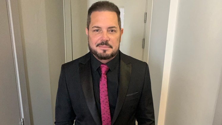 Conrado pode até ser casado com uma carioca, mas não tem como disfarçar suas origens: ele é mineiro, uai!