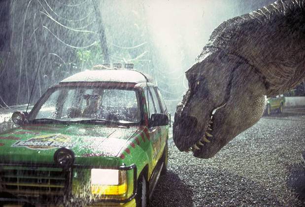 “Jurassic Park” (1993): Outro diretor muito citado quando o assunto é revolução no cinema é Steven Spielberg. Ele e sua equipe levaram cerca de um ano e meio só para criar os dinossauros do filme, que combinavam bonecos mecânicos e efeitos digitais.