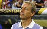 Jurgen Klinsmann (Alemanha) - 57 anos - Último trabalho: Hertha Berlim - Desempregado desde fevereiro de 2020 - Técnico da seleção da Alemanha na Copa do Mundo de 2004, posteriormente trabalhou no Bayern de Munique, Hertha Berlim e dirigiu a seleção dos Estados Unidos.