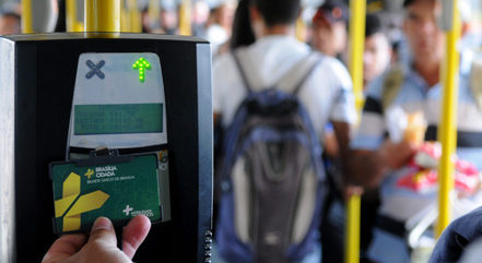 Usuário durante pagamento da tarifa no ônibus