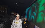 No último fim de semana, o cantor compartilhou nas redes sociais fotos dos bastidores de um de seus shows. Nas imagens, ele aparece de boné, óculos escuros e com um conjunto de moletom cinza com estampas que remetem ao universo infantilVeja também: Ludmilla faz combinações ousadas e mostra que o cropped também pode ser usado no outono-inverno