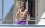 De bermuda roxa, Justin ficou sem camisa durante o passeio de barco e exibiu suas diversas tatuagens pelo corpo
