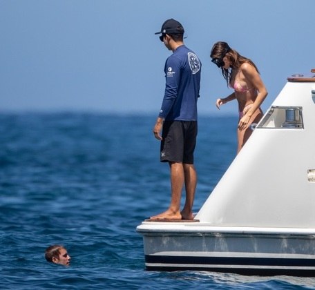 Hailey usou um equipamento de mergulho para conseguir enxergar embaixo d'água. A modelo detalhou recentemente os momentos terríveis que viveu quando teve um 