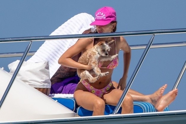 E o casal não estava sozinho no passeio. O cachorrinho deles, chamado Oscar, também curtiu o barco no México