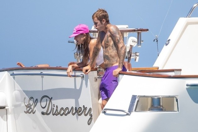 O casal conseguiu aproveitar as altas temperaturas do México. Hailey até usou um boné rosa para se proteger do sol forte