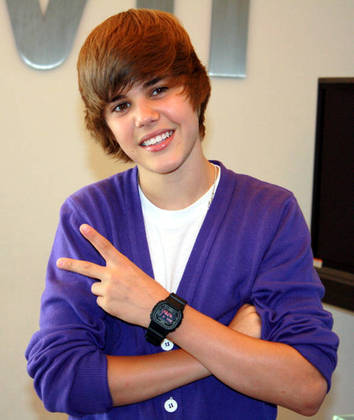 Justin Drew Bieber é canadense e tem 28 anos. Ele começou a carreira postando músicas cover no Youtube. Em 2007, com só 13 anos, foi descoberto pelo 